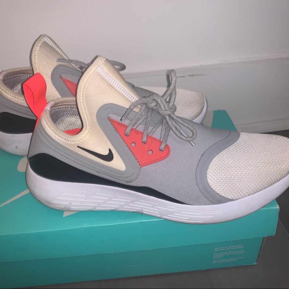 Men’s Nike tennis shoes - size 11, lightly worn - Picture 3 of 4